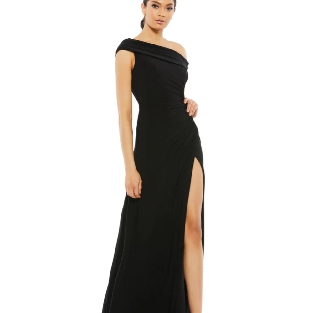IEENA for Mac Duggal Black One-Shoulder Ruched Gown Size 14 NWT Formal Gown